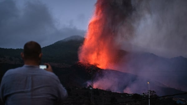 Mount Cumbre Vieja continues to erupt in El Paso