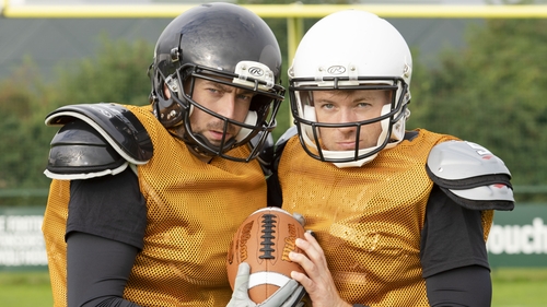 Smacks agus B i mbun 'football'.