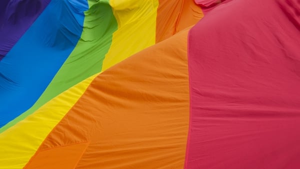 Imní, eagla agus fearg ar an bpobal LGBTQ+