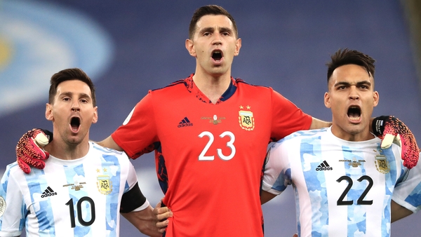 Aston Villa's Emiliano Martinez (C) with Lionel Messi and Lautaro Martinez