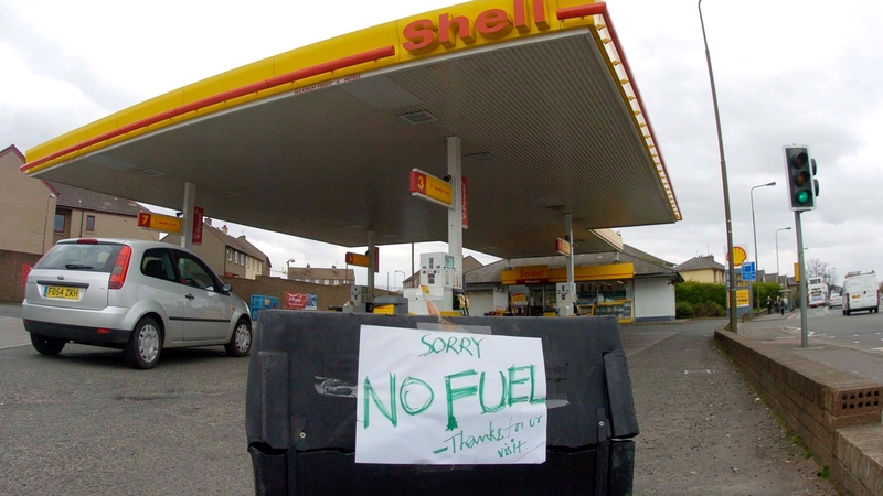 Imní faoi sholáthairtí peitril sa Bhreatain