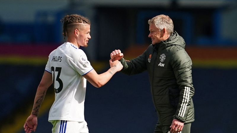 Manchester United manager Ole Gunnar Solskjaer (R) and Leeds United's Kalvin Phillips