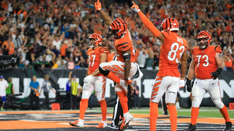 Cincinnati Bengals running back Joe Mixon (28) reacts with his teammates after scoring a touchdown