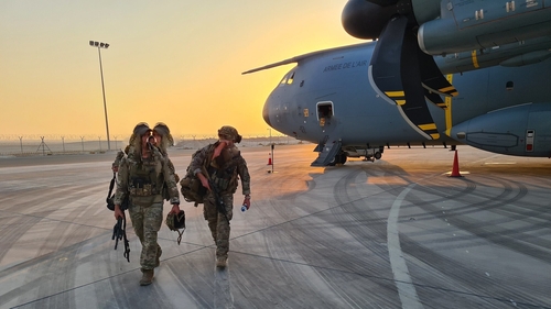 Army Ranger Wing members disembark from French Air Force in Kabul (Defence Forces flickr)
