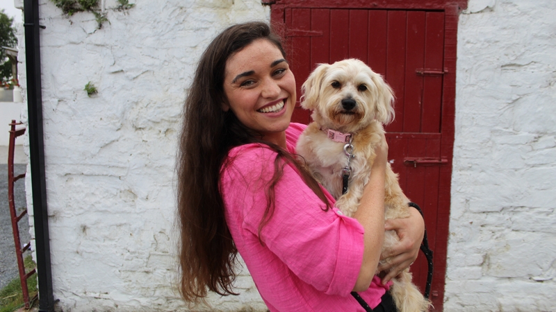 Tessa Fleming, láithreoir.