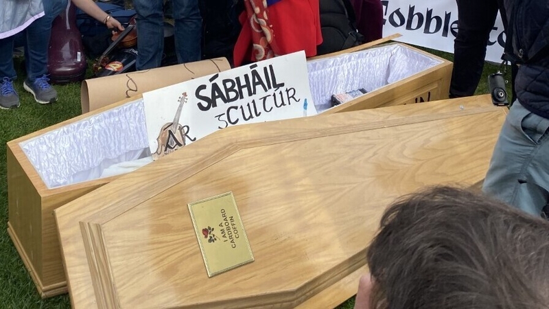 Conrá a úsáideadh ag an agóid i Margadh na Feirme inniu mar shiombail chun bás an chultúir - mar a dhéanann an lucht agóide cur síos air - a léiriú