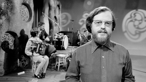 In ómós do Tony Mac Mahon, máistir an bhosca ceoil.