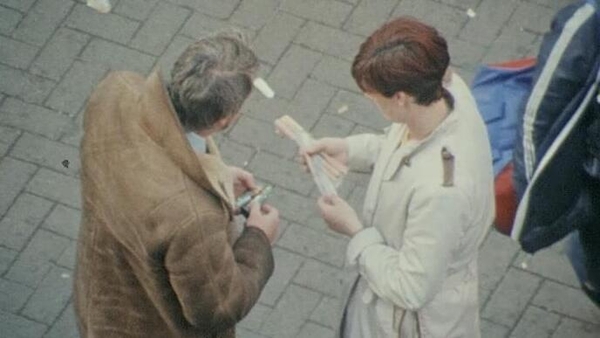 RTÉ reporter Éamon Ó Muirí buying fireworks from a trader on Moore Street (1986)