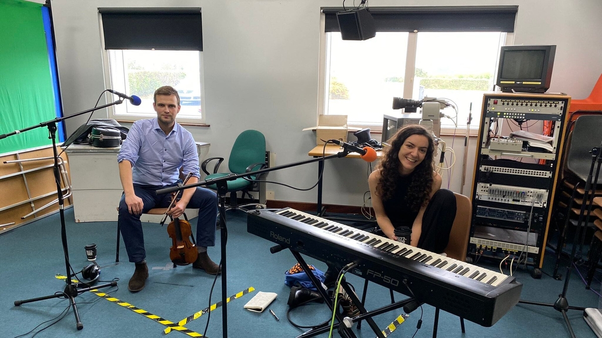 Natalie Ní Chasaide agus Iarfhlaith Ó Domhnaill- Ceol Beo. 