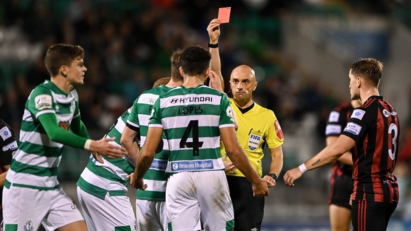 Referee Neil Doyle shows a red card to Roberto Lopes of Shamrock Rovers