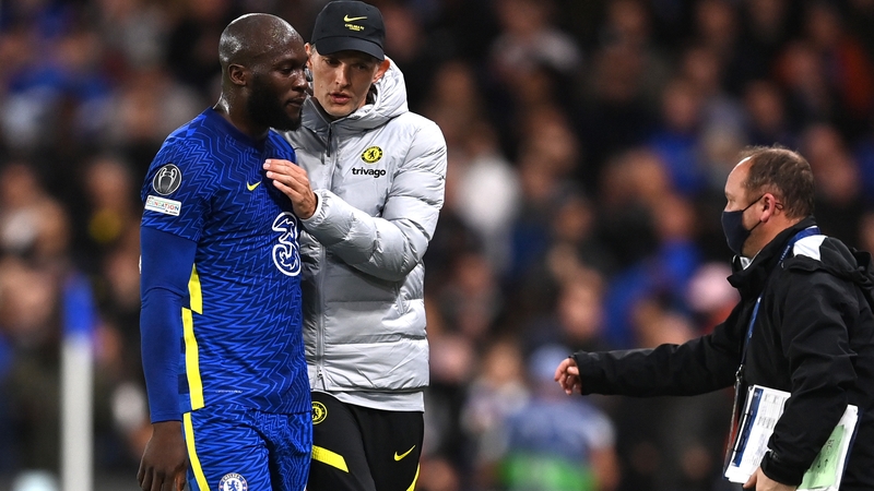 Romelu Lukaku (L) is consoled by Chelsea manager Thomas Tuchel as he leaves the pitch