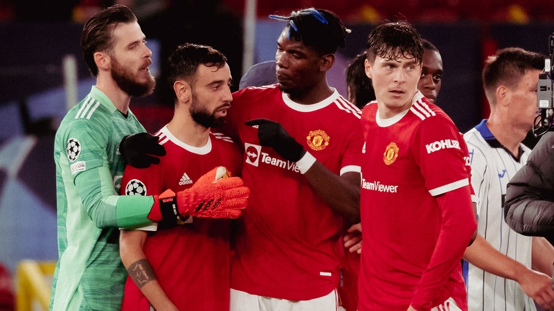vid de Gea, Bruno Fernandes, Paul Pogba and Victor Lindelof celebrate victory at Old Trafford