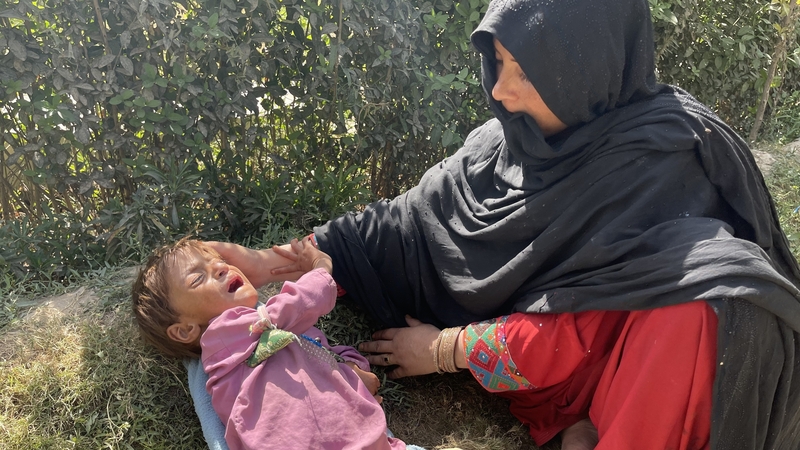 Leanbh míchothaithe á thabhairt chun an ospidéil i gCandahar san Afganastáin (Pic: Getty)