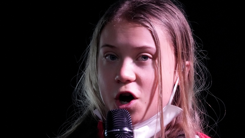 Bhí Greta Thunberg i measc breis agus scór míle agóidí eile i gcathair Ghlaschú inniu ag léirsiú i gcoinne na Comhdhála COP26