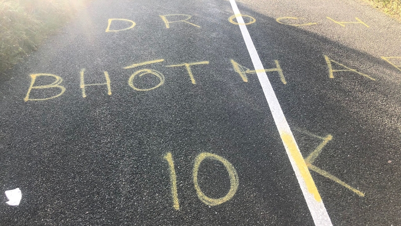 Residents of Ros Muc have displayed their dissatisfaction with the state of the roads