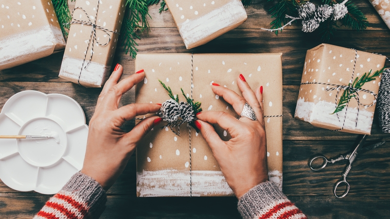 The data shows that women spend more than men on Christmas shopping leading up to the big day, except on Christmas Eve.