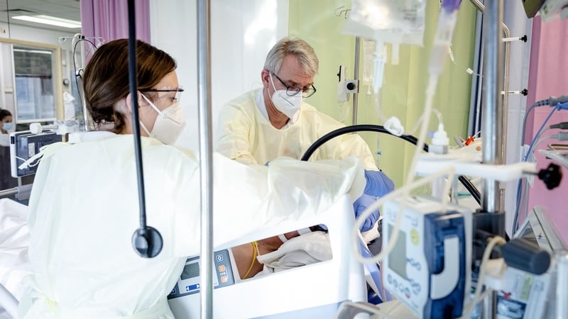 A patient with Covid-19 is cared for in the ICU of Maastricht UMC