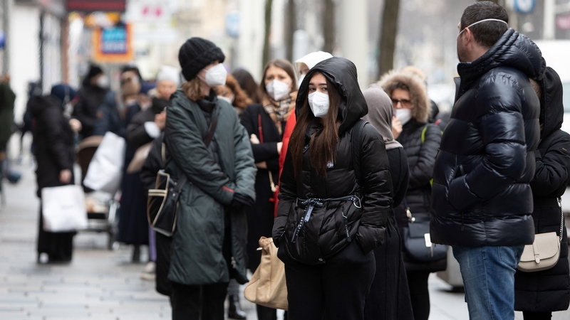 People with FFP2 protective face masks in Vienna
