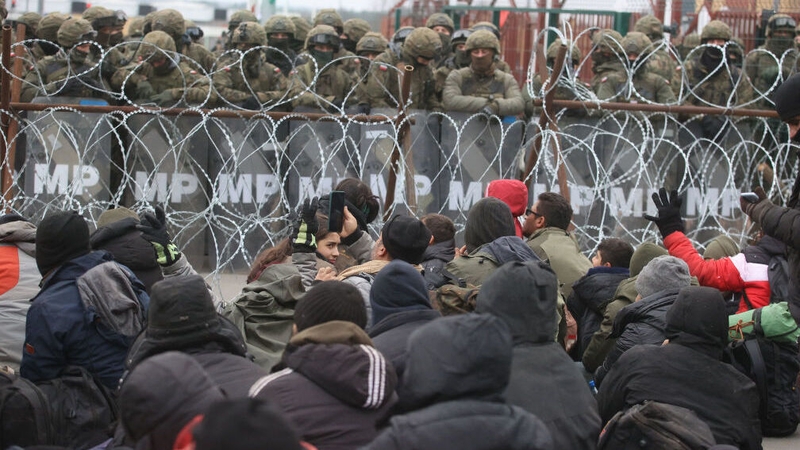 Migrants gather on the border between Belarus and Poland. Photo: Getty Images