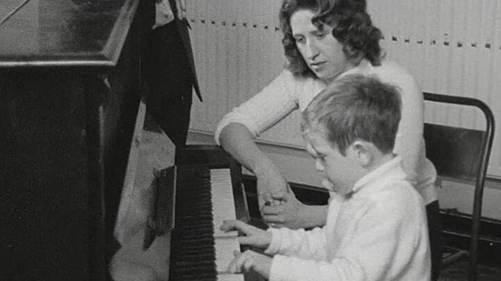 Halls Pictorial Weekly : 6 year old musical prodigy (1976)