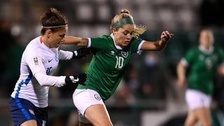 Denise O'Sullivan holds off Diana Bartovičová