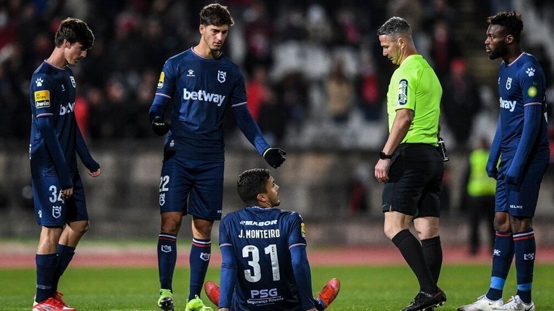 An injury to Belenenses' Portuguese goalkeeper Joao Monteiro forced the referee to abandon the game