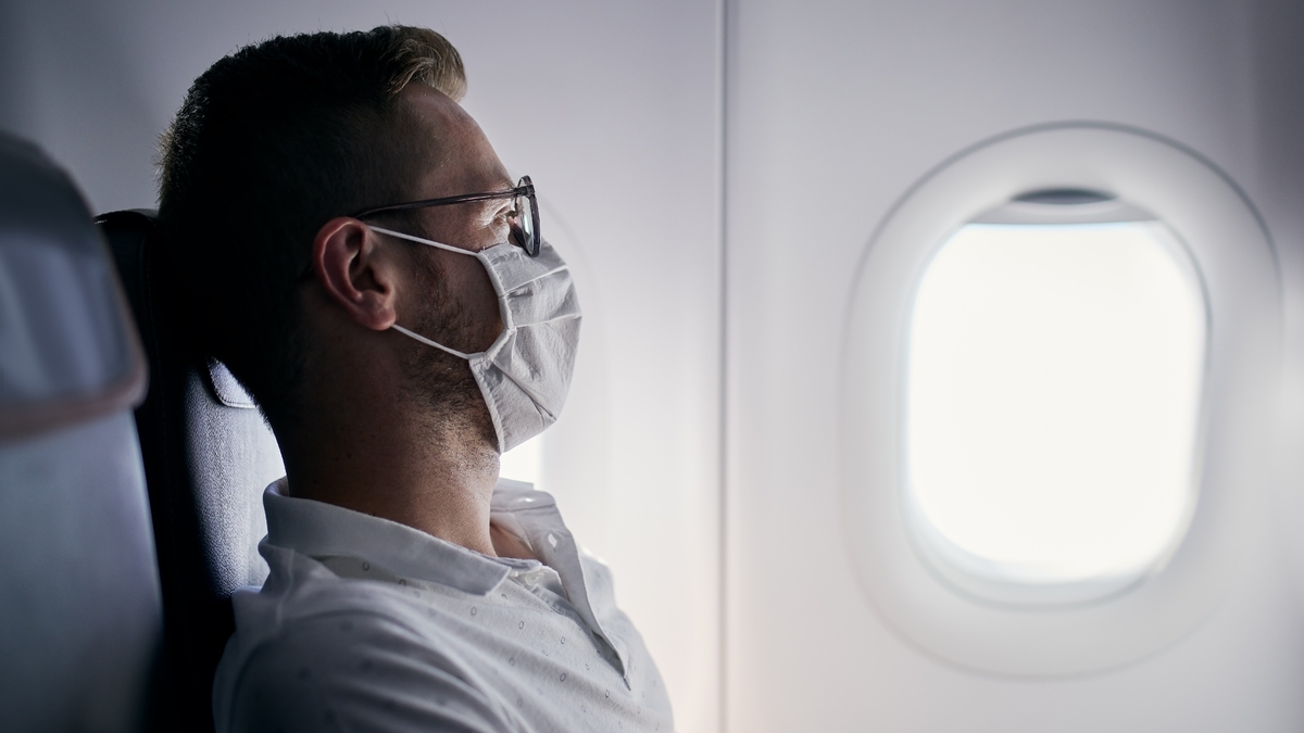 Should masks be mandatory on long-haul flights?