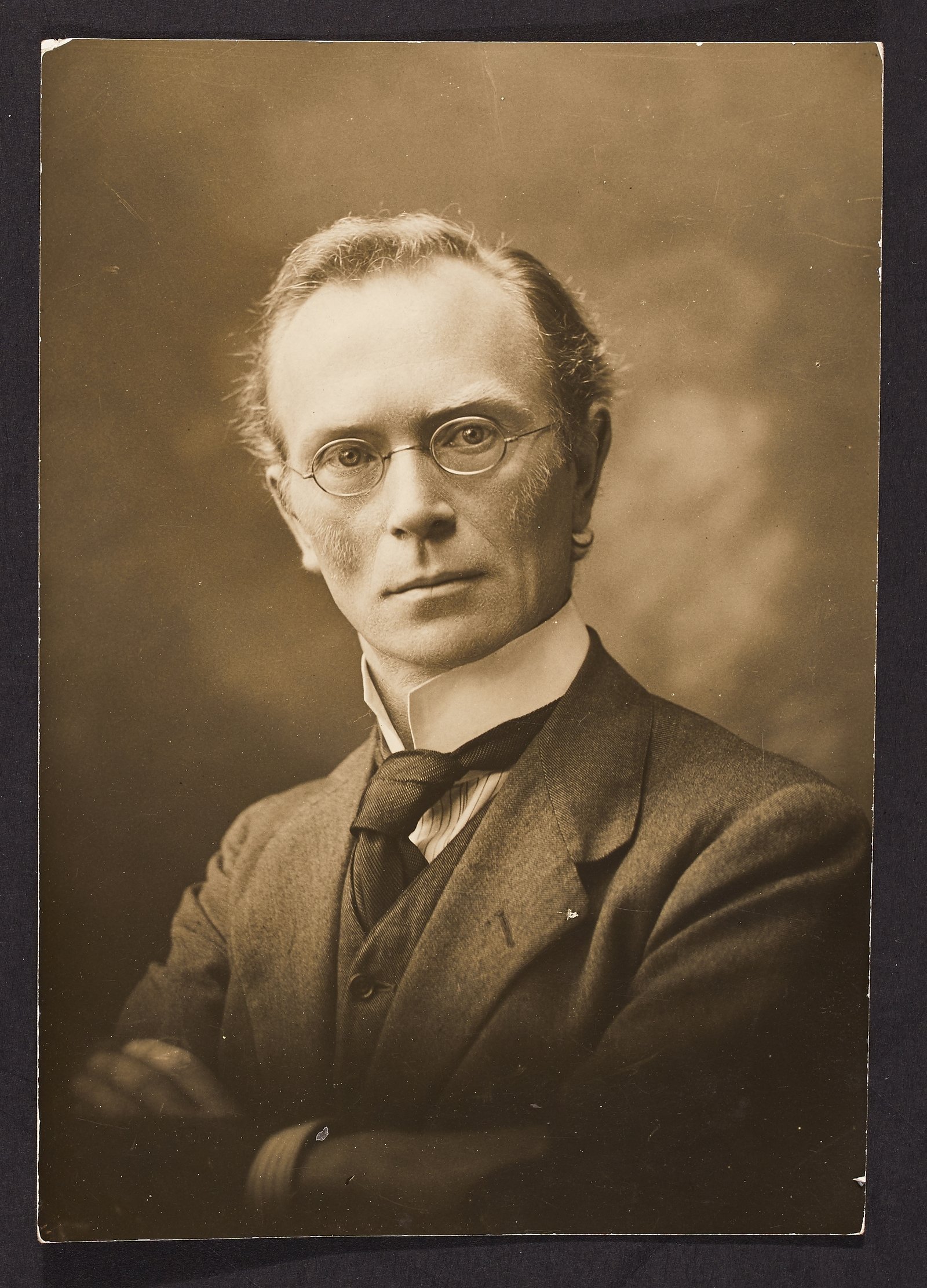 Eoin MacNeill, Ceann Comhairle : 'The result of the poll is sixty-four for approval and fifty-seven against. That is a majority of seven in favour of approval of the Treaty'. Credit: National Library of Ireland