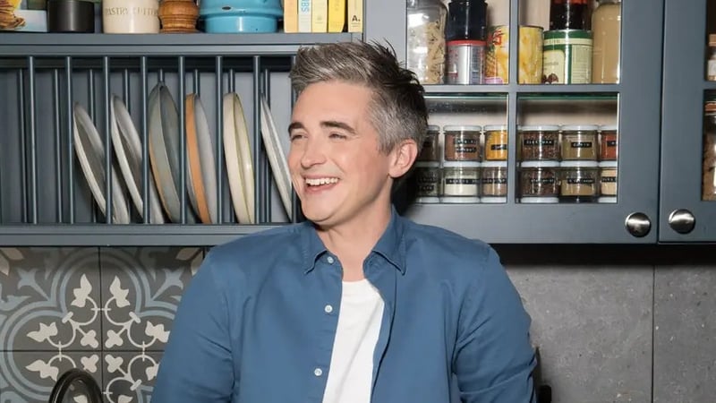 Donal Skehan makes a guest appearance on RTÉjr's new show Dizzy Deliveries, the first television series in Ireland to teach children Lámh signs.