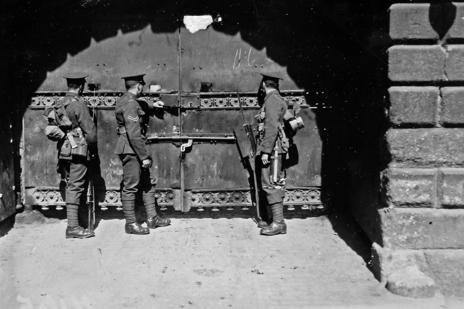 British soldiers at the gates of Dublin Castle in 1922 during the withdrawal process. Photo: Independent News And Media/Getty Images