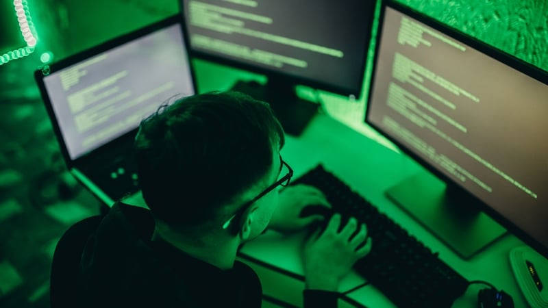 Ríomhphost fioscaireachta a lig na foghlaithe isteach (Pic: Getty)