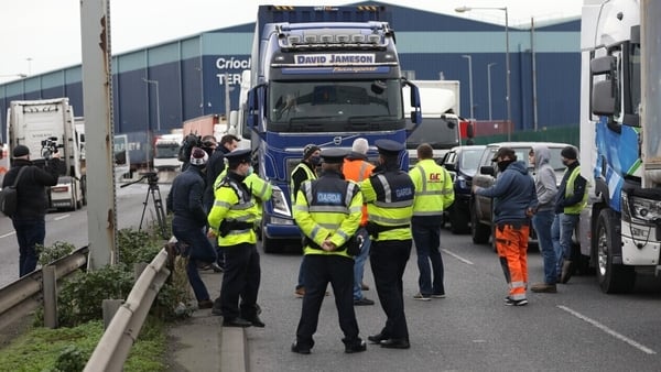 Gardaí at Dublin Port as truckers gathered to protest over rising fuel prices (RollingNews.ie)