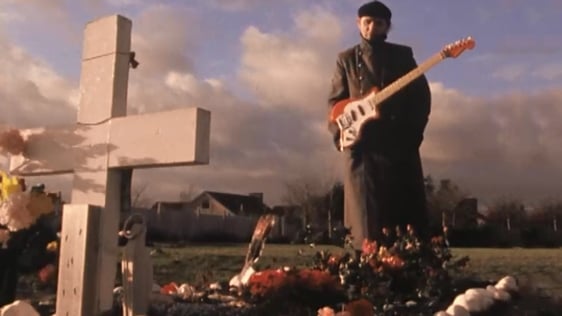 Brush Shiels at Philip Lynott's grave in St Fintan's Cemetery in Sutton, County Dublin, 1987.