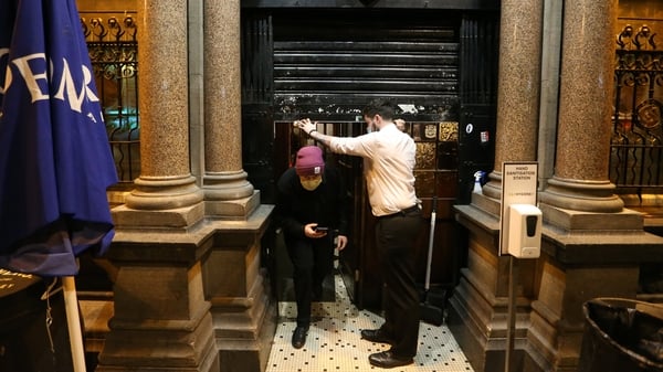 Pubs, restaurants, cinemas and theatres all have to close at 8pm under the latest Covid curbs (Pic:RollingNews.ie)