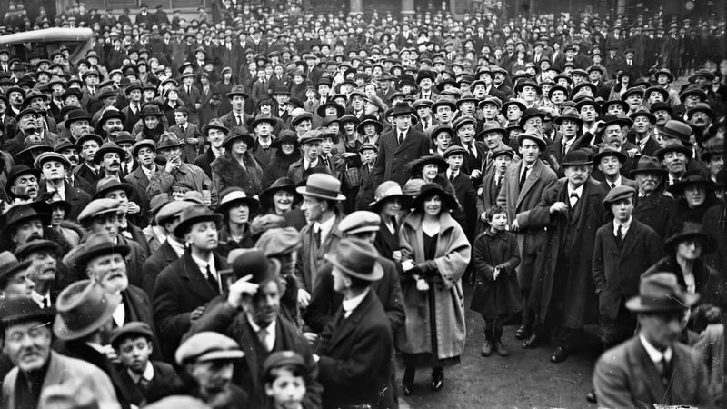 Crowds at the Mansion House Dublin, during the Treaty debate (Courtesy: The National Library of Ireland)
