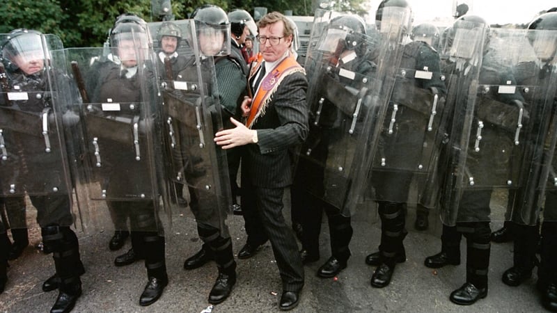 David Trimble squeezes through the then-named RUC line after negotiations with senior officers in 1996