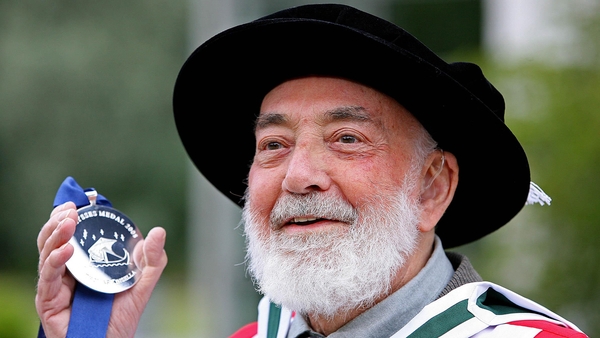 Thomas Kinsella pictured with the UCD Ulysses Medal in 2008