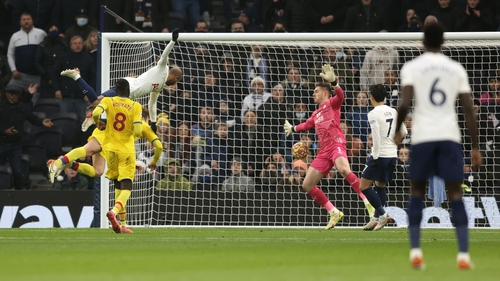 Lucas Moura leaps to head in Spurs' second
