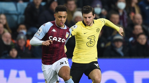 Jacob Ramsey (L) vies with Chelsea's midfielder Mason Mount