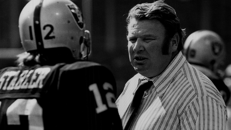 John Madden (R) speaks to Ken Stabler, his Super Bowl winning quarterback in 1976