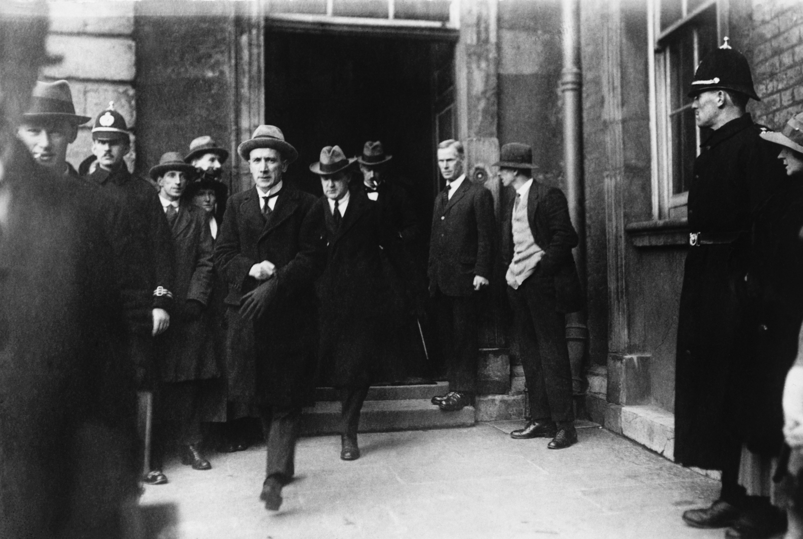 Michael Collins (centre) and Kevin O'Higgins (putting on glove) arriving at Dublin Castle for the formal transfer of power. Photo: © Hulton-Deutsch Collection/CORBIS/Corbis via Getty Images