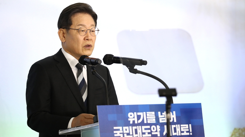 Lee Jae-myung spoke after he was discharged from a Seoul hospital, where he had been recovering since last week's attack (File image)