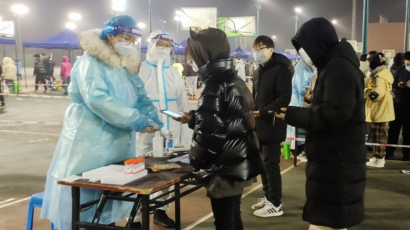 Teachers and students of Tianjin University receive Covid-19 tests early this morning