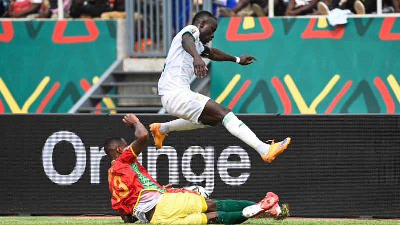 Issiaga Sylla tackles Sadio Mane