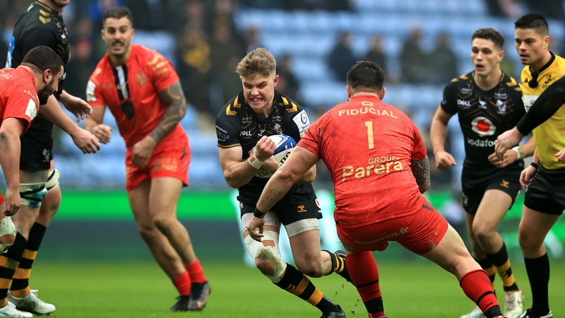 Charlie Atkinson of Wasps takes on Cyril Baille