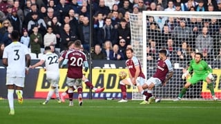 Jack Harrison of Leeds United scores their team's first goal