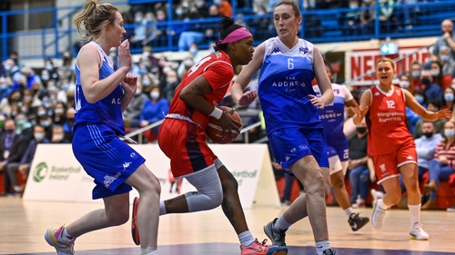 Kwanza Murray of Singleton Supervalu Brunell in action against Casey Grace right and Miriam Loughrey of The Address UCC Glanmire