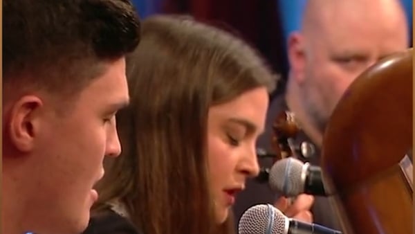 Féach siar ar Mhuintir Uí Fhlathartha ar an Late Late