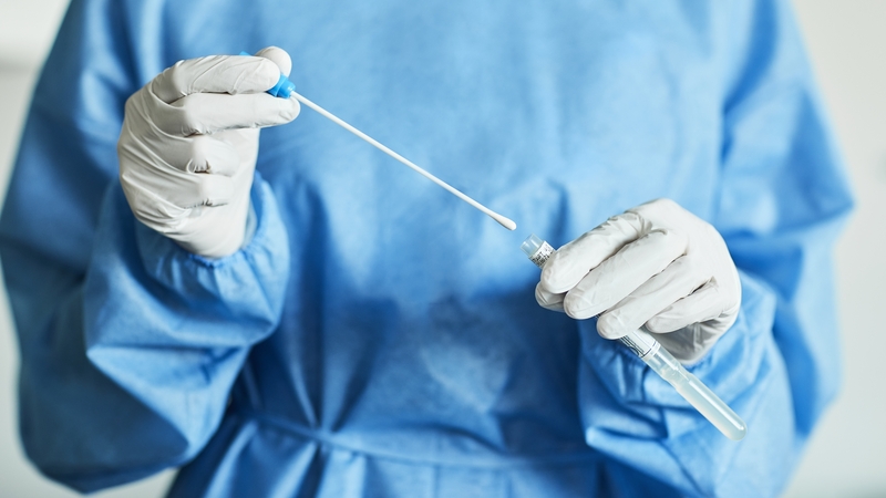 The number of patients with Covid-19 in hospital is 896