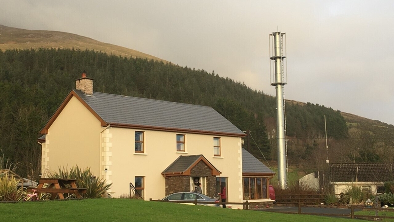 Conspóid faoi chrann cumarsáide i gCiarraí